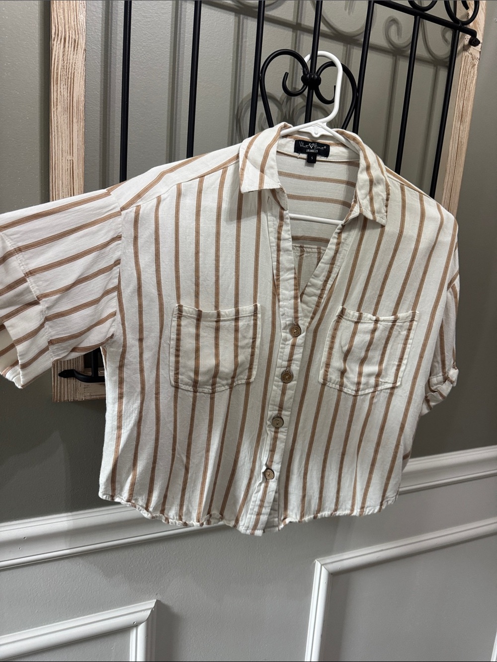 Velvet Heart Ivory and Tan Striped Short-Sleeve Button-Up tencel linen blend S